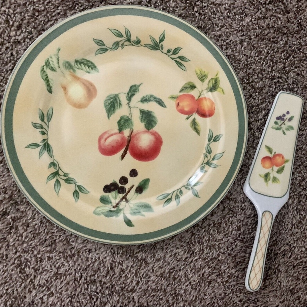 Cake plate with server. Porcelain by Still Life